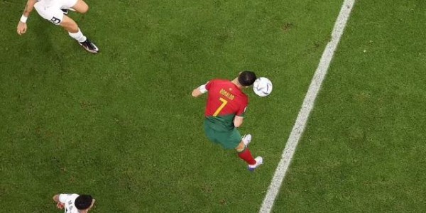 500万彩票网-C罗笑称：我碰到了球 B费承认：原以为首球是C罗的