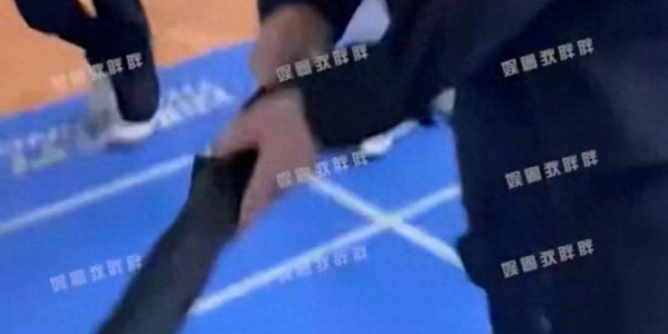 500万彩票网-曝王鹤棣无视保镖当众殴打女粉