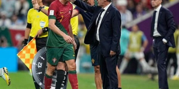 500万彩票网-C罗笑称：我碰到了球 B费承认：原以为首球是C罗的