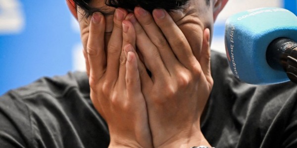 动情时刻！孙兴慜发布会确认离开热刺，情绪激动一度掩面而泣