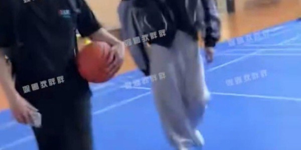500万彩票网-曝王鹤棣无视保镖当众殴打女粉